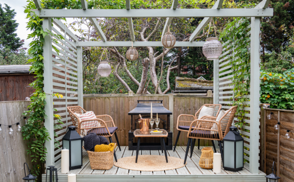 Teras dengan gazebo tradisional Jepang dan lampu taman